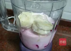 Illustration of how to make dragon fruit and banana milkshake 3