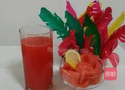 Illustration of how to make freshly squeezed watermelon juice 5