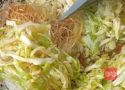 Illustration of how to stir-fry vermicelli with cabbage 7