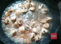 Illustration of how to make fresh mushroom and bacon pasta 8