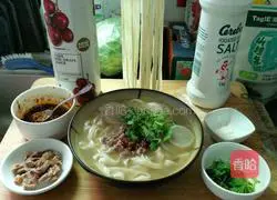 Illustration of how to make beef noodles in clear soup 12