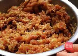 Illustration of how to make winter melon and pork filling dumplings to remove moisture in summer 6