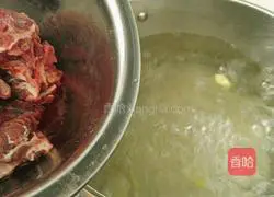 Illustration of how to make fungus, tofu, tomato and beef bone soup 5