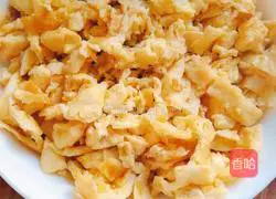 Illustration of how to make three fresh stuffed dumplings 3