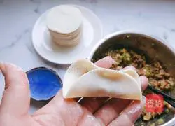 Illustration of how to make celery and pork dumplings 13