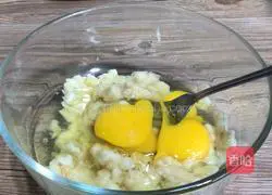 Illustration of how to make banana egg pancake 3