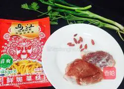 Illustration of how to make shredded mustard pork soup 1