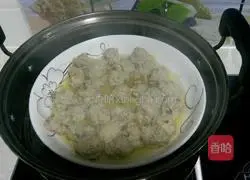 Illustration of how to make meatballs stuffed with winter melon 6