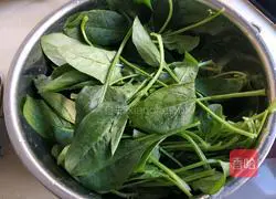 Illustration of how to make spinach meatball and vermicelli soup 1