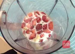 Illustration of how to make banana and strawberry milkshake 3