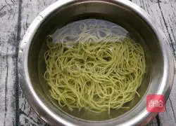 Illustration of how to make shrimp and spinach noodles 12