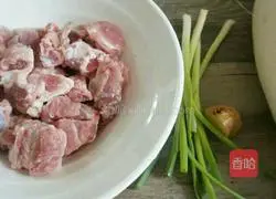 Illustration of how to make radish and pork ribs soup 1