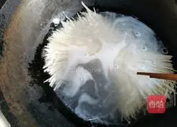 Illustration of how to make Laoganma noodles 2