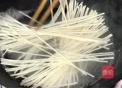 Illustration of how to make vegetable and shrimp noodle soup 3