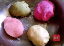 Colored dumplings (pork and garlic stuffing) illustration 1 