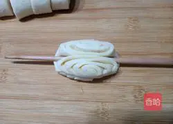 Illustration of how to make milk-flavored flower rolls 10