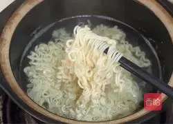 Illustration of how to make spicy fried instant noodles 6