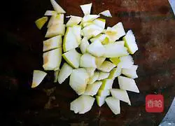 Illustration of how to make cucumber and pear juice 5