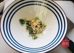 Illustration of how to make egg and coriander soup 4