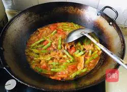 Illustration of how to make steamed beans and braised noodles 11