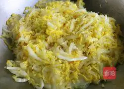 Illustration of how to make cabbage and egg noodle soup 5