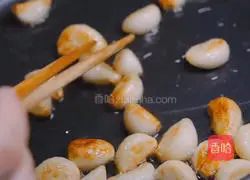 Illustration of how to make golden garlic beef cubes 4