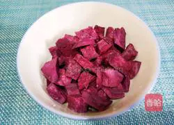 Illustration of how to make purple sweet potato and white fungus soup 3