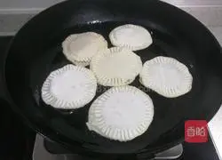 Illustration of how to make potato pancakes with dumpling skin 20