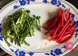 Illustration of how to stir-fry shredded pork with king oyster mushroom 6