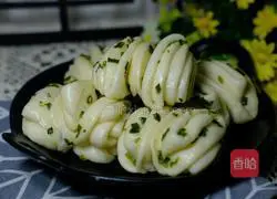 Illustration of how to make spring onion rolls 18