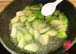 Illustration of how to make loofah and egg soup 10