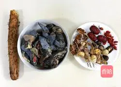 Illustration of how to make mushroom, yam and black-bone chicken soup 1