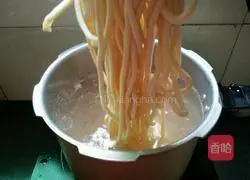 Illustration of how to make scallion and oyster meat slices noodle soup 6