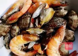 Illustration of how to make sea cucumber, shrimp and clam skin soup 4