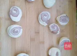 Illustration of how to make two-color red bean-wrapped sugar rolls 5