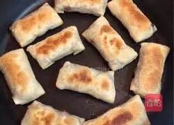 Illustration of how to make pan-fried Chinese bean paste spring rolls 9