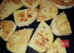 Illustration of how to make egg-fried steamed bun slices 3