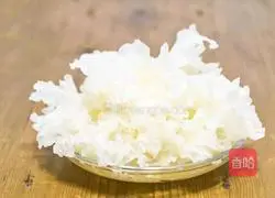 Illustration of how to make Tremella and Snow Pear Soup 1