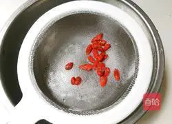 Illustration of how to make steamed eggs with sesame oil, wolfberry and sea cucumber 7