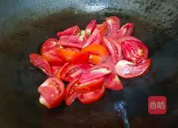 Illustration of how to make tomato, cucumber and meat slices soup 11