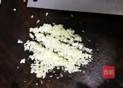 Illustration of how to make cucumbers with mashed garlic 3