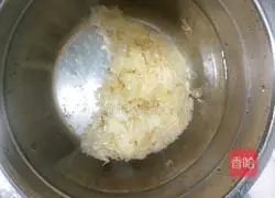 Illustration of how to make papaya and white fungus sweet syrup 2