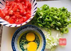 Illustration of how to make green pepper, egg and tomato noodles 4