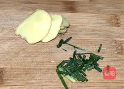 Illustration of how to make pea and egg noodle soup 3