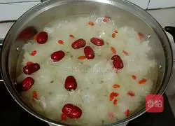 Illustration of how to make Tremella, Wolfberry and Red Date Soup 5