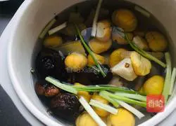 Illustration of how to make mushroom, chestnut and chicken feet soup 7