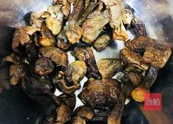 Illustration of how to make matsutake chicken soup 3