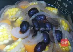 Corn Illustration of how to make pork rib soup 4