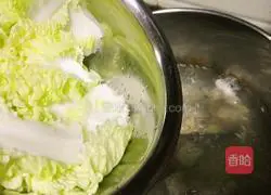 Illustration of how to make cabbage, tofu and fish head soup 7