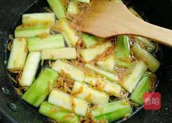 Illustration of how to make shrimp, loofah and egg soup 10